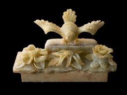 پرنده سنگی با گل ها