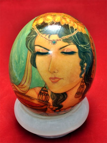 نقاشی مینیاتور بر روی تخم شترمرغ